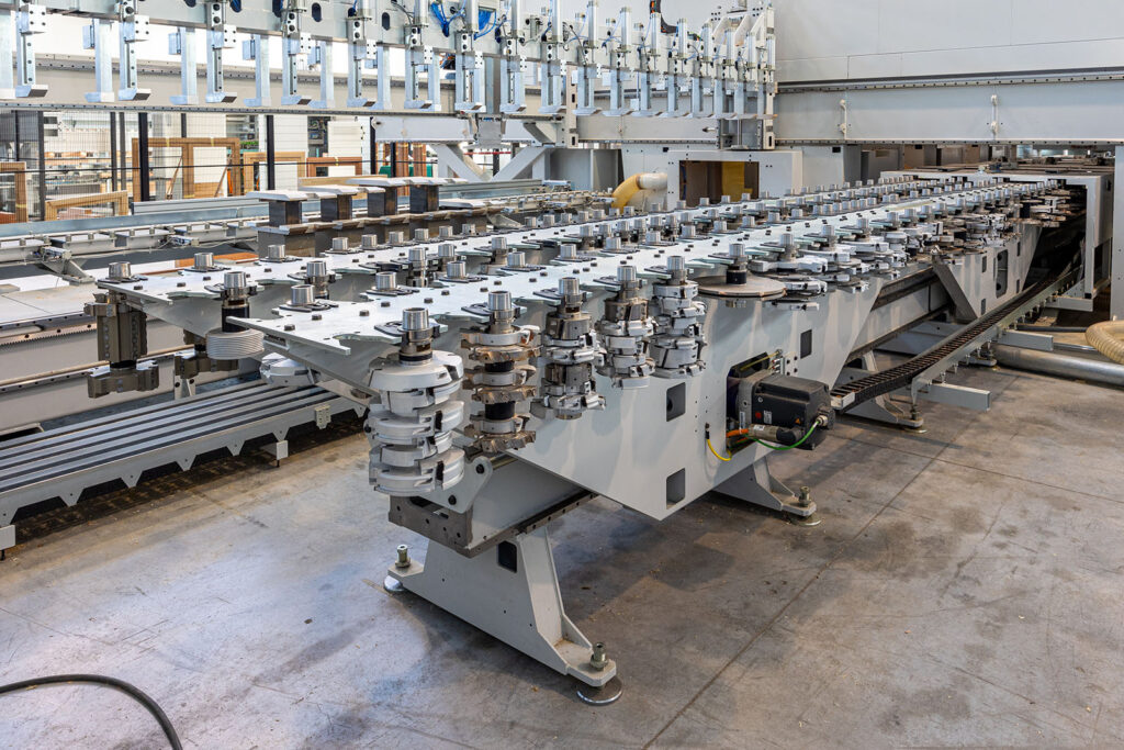 Woodpecker Performance 5 is the top-of-the-range machining centerfor wooden windows and doors - 5